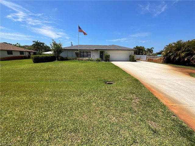 20620 Pine Tree LN, Estero, FL 33928
