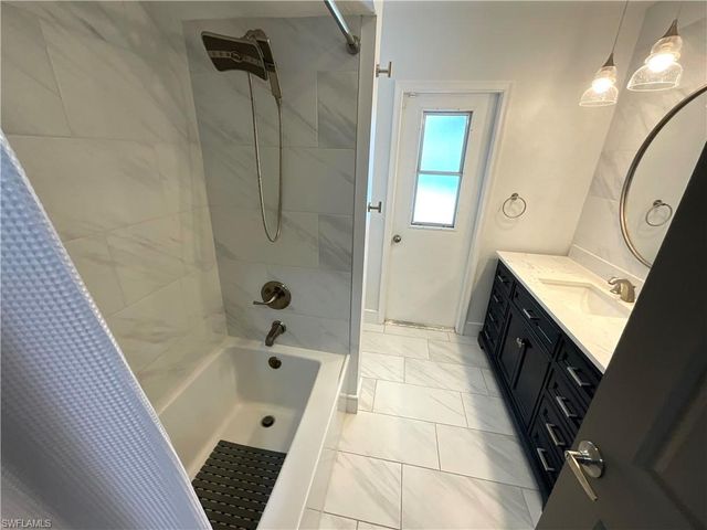 20620 Pine Tree LN, Estero, FL 33928