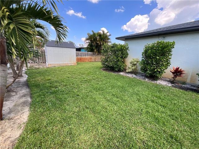20620 Pine Tree LN, Estero, FL 33928