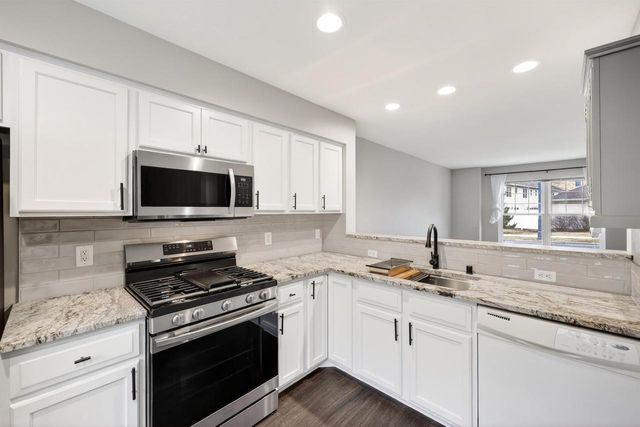 429 E Linnerud Drive, Sun Prairie, WI 53590