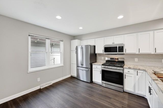 429 E Linnerud Drive, Sun Prairie, WI 53590