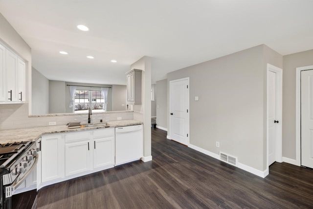 429 E Linnerud Drive, Sun Prairie, WI 53590