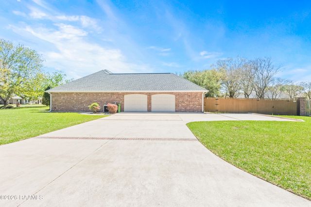 1153 Bear Creek Circle, Breaux Bridge, LA 70517