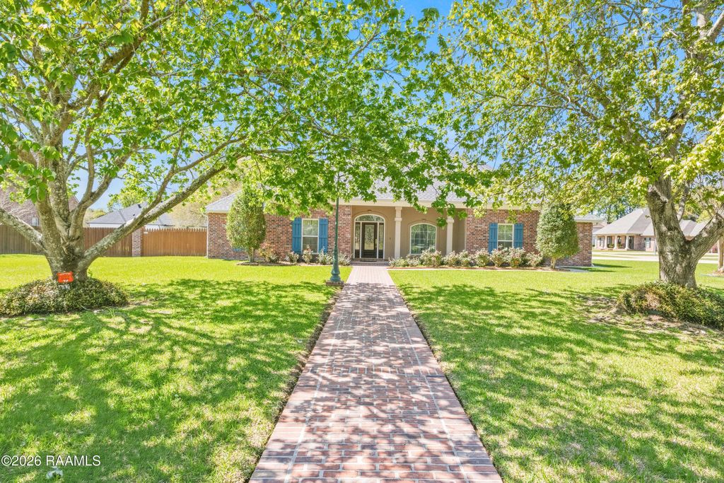 1153 Bear Creek Circle, Breaux Bridge, LA 70517