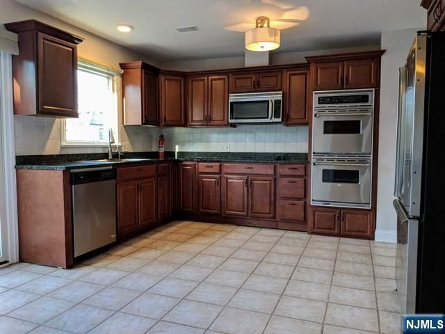 18 Van Wagoner Drive, Englewood Cliffs, NJ 07632