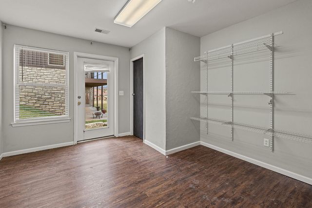 209 Stoney Pointe Drive, Hollister, MO 65672