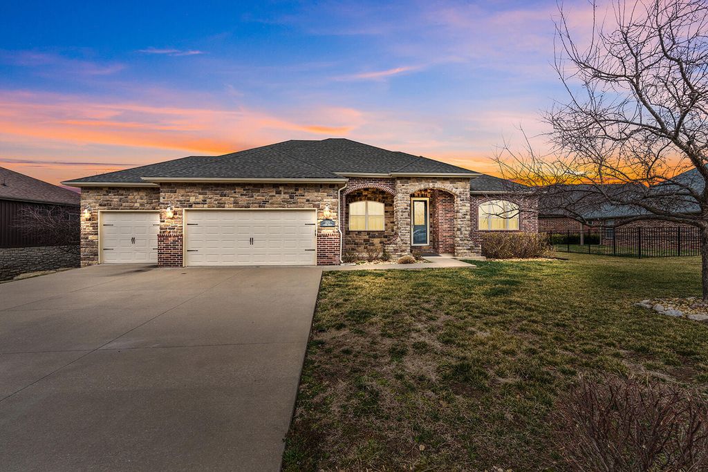 209 Stoney Pointe Drive, Hollister, MO 65672