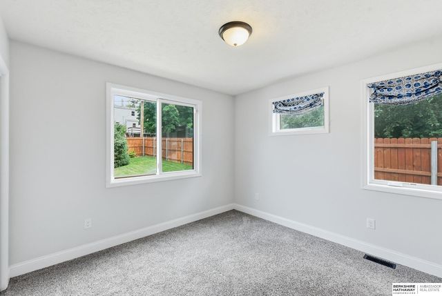 6636 Pinkney Street, Omaha, NE 68104