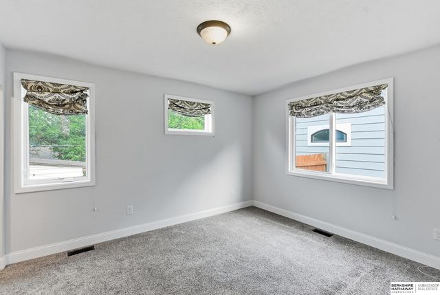 6636 Pinkney Street, Omaha, NE 68104
