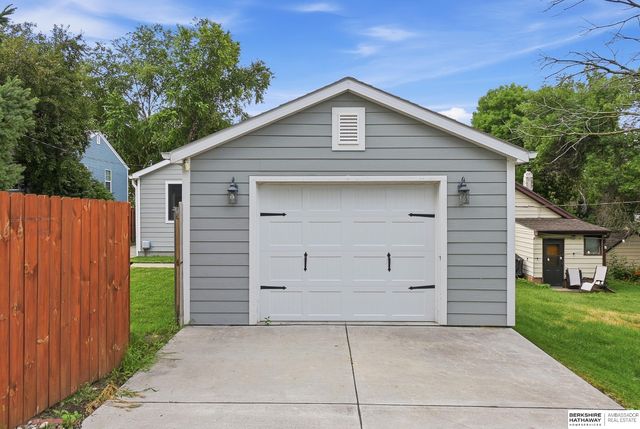 6636 Pinkney Street, Omaha, NE 68104