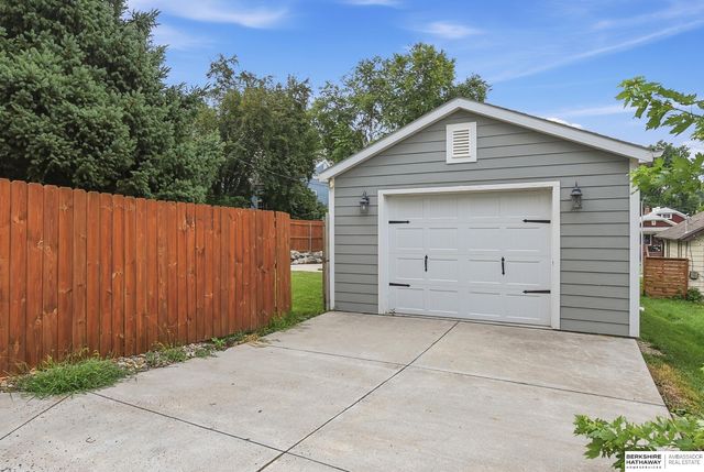 6636 Pinkney Street, Omaha, NE 68104