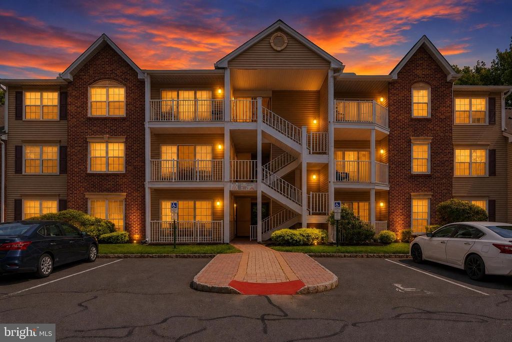 85 CHEVERNY CT, Hamilton, NJ 08619