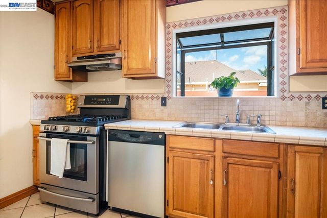 2751 Wallace St, Berkeley, CA 94702