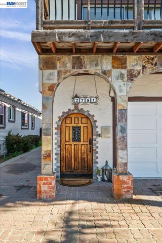 2751 Wallace St, Berkeley, CA 94702