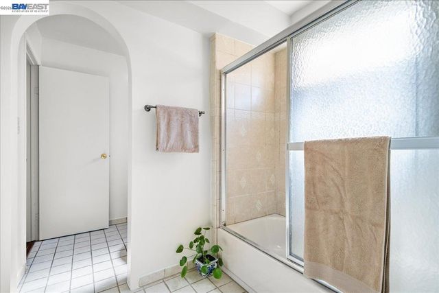 2751 Wallace St, Berkeley, CA 94702