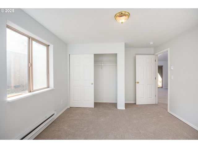 957 E BENJAMIN Ave, Cottage Grove, OR 97424