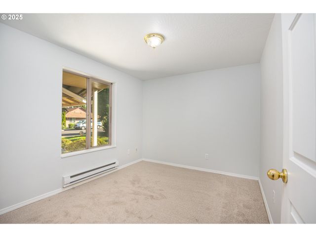 957 E BENJAMIN Ave, Cottage Grove, OR 97424