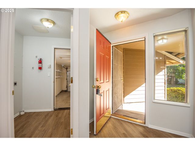 957 E BENJAMIN Ave, Cottage Grove, OR 97424