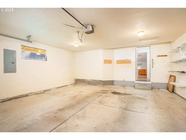 957 E BENJAMIN Ave, Cottage Grove, OR 97424