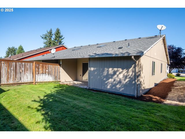 957 E BENJAMIN Ave, Cottage Grove, OR 97424