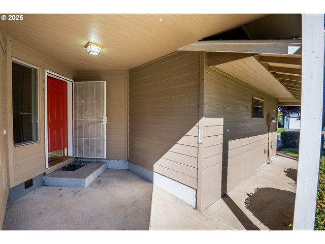 957 E BENJAMIN Ave, Cottage Grove, OR 97424