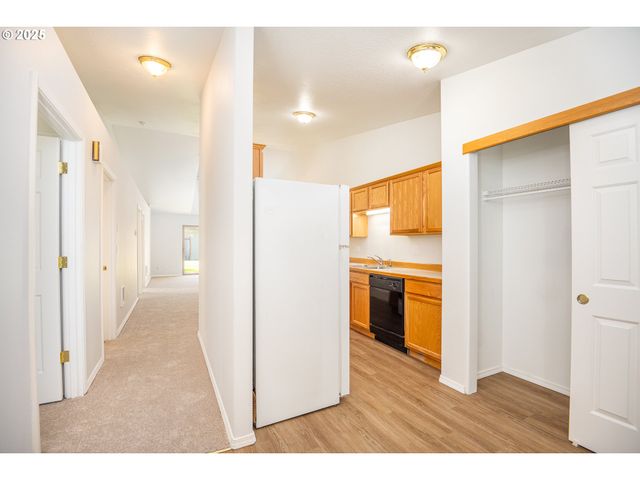 957 E BENJAMIN Ave, Cottage Grove, OR 97424