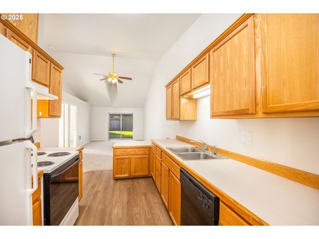 957 E BENJAMIN Ave, Cottage Grove, OR 97424