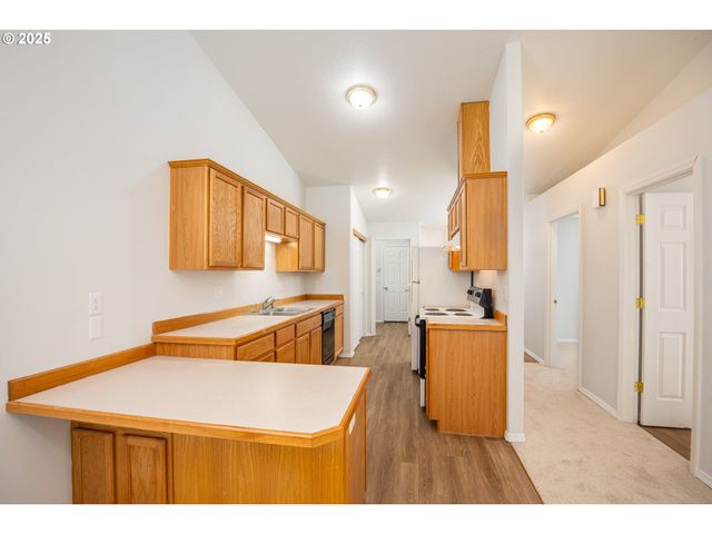 957 E BENJAMIN Ave, Cottage Grove, OR 97424