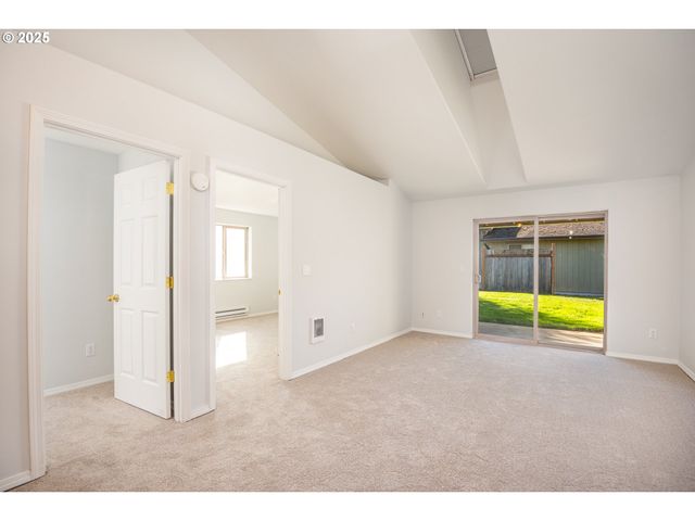 957 E BENJAMIN Ave, Cottage Grove, OR 97424