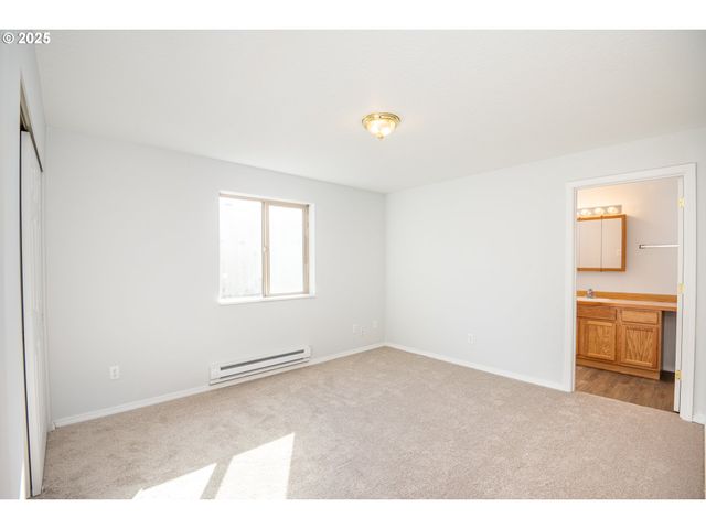 957 E BENJAMIN Ave, Cottage Grove, OR 97424