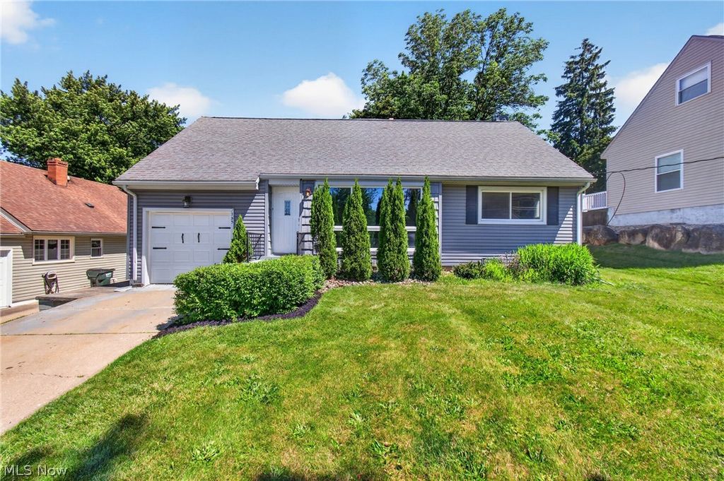 153 Far View Drive SW, North Canton, OH 44720