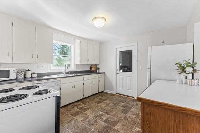 15 Abnaki Avenue, Essex Junction, VT 05452