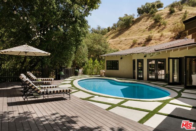 16822 Escalon Drive, Encino, CA 91436