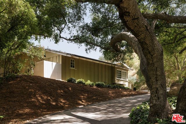 16822 Escalon Drive, Encino, CA 91436