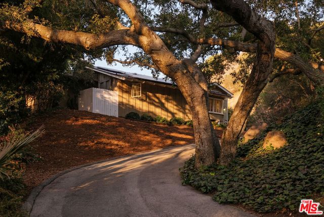 16822 Escalon Drive, Encino, CA 91436