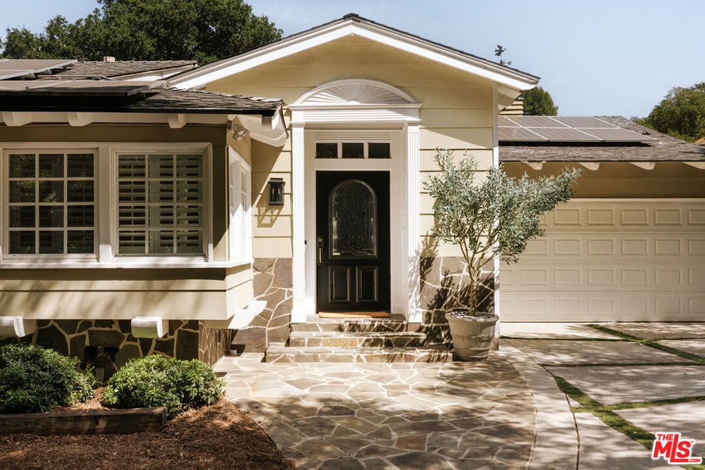 16822 Escalon Drive, Encino, CA 91436