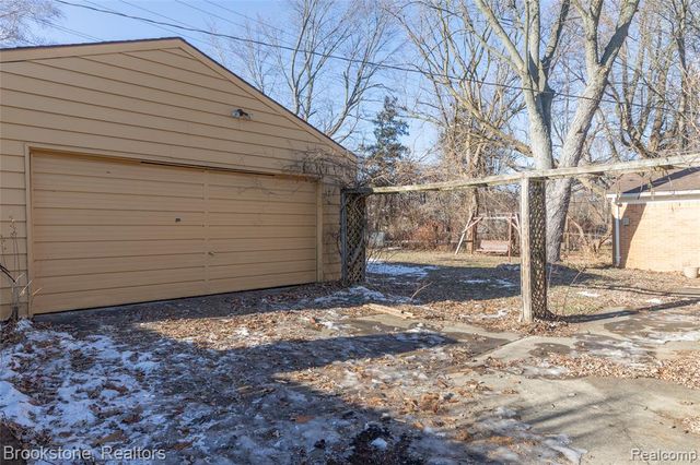 656 S Cass Lake Road, Waterford, MI 48328