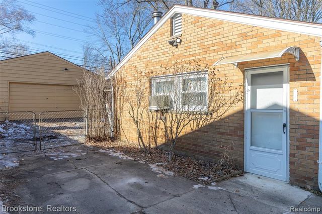 656 S Cass Lake Road, Waterford, MI 48328