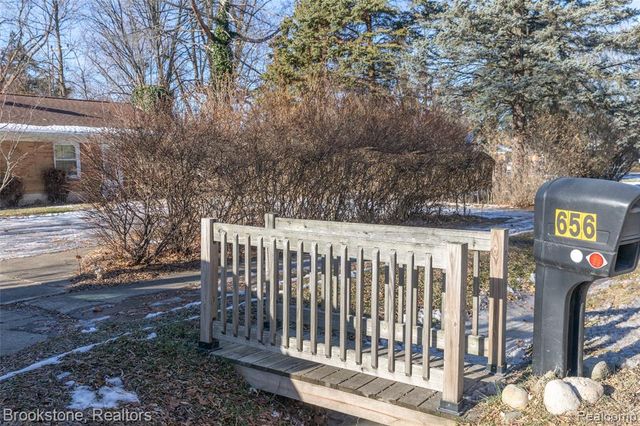 656 S Cass Lake Road, Waterford, MI 48328