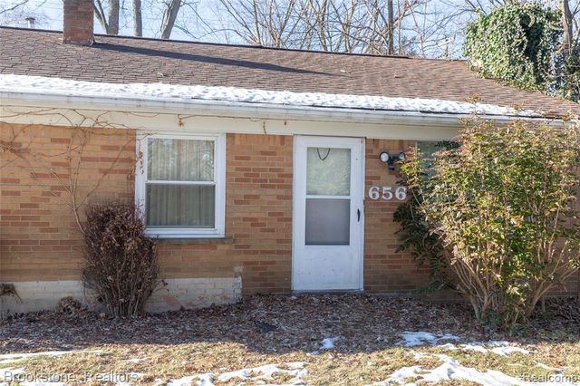 656 S Cass Lake Road, Waterford, MI 48328