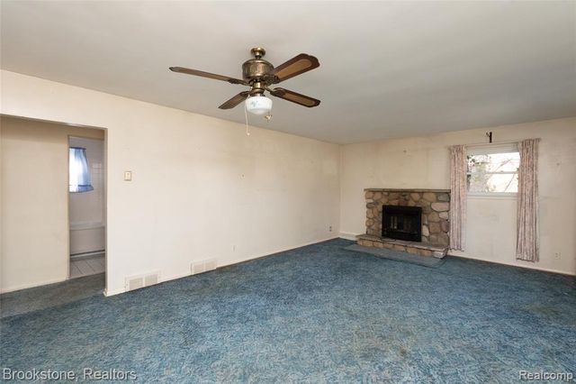 656 S Cass Lake Road, Waterford, MI 48328