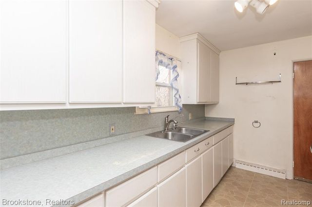 656 S Cass Lake Road, Waterford, MI 48328