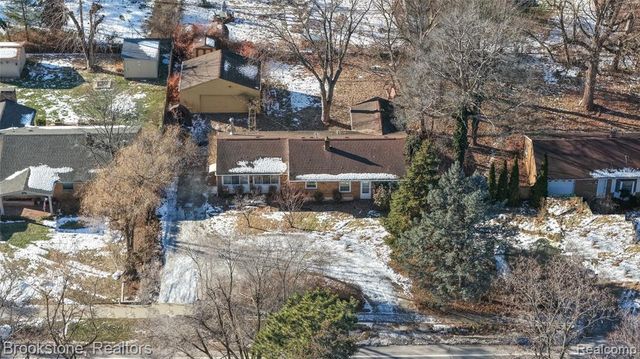 656 S Cass Lake Road, Waterford, MI 48328