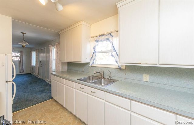 656 S Cass Lake Road, Waterford, MI 48328