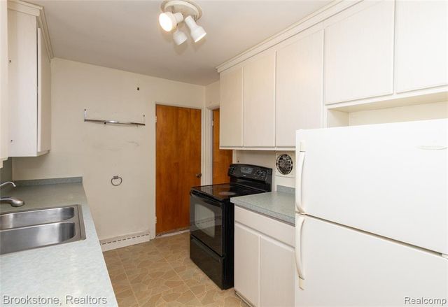 656 S Cass Lake Road, Waterford, MI 48328