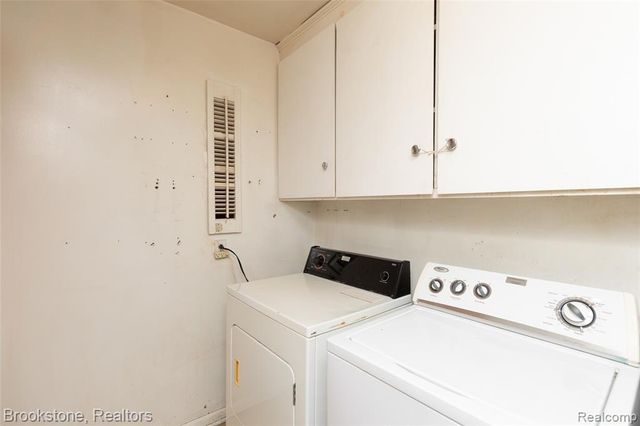 656 S Cass Lake Road, Waterford, MI 48328