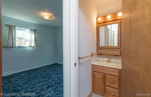 656 S Cass Lake Road, Waterford, MI 48328