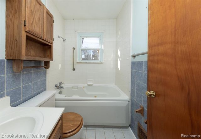 656 S Cass Lake Road, Waterford, MI 48328