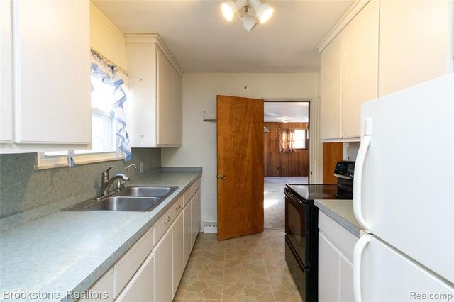 656 S Cass Lake Road, Waterford, MI 48328