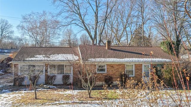 656 S Cass Lake Road, Waterford, MI 48328